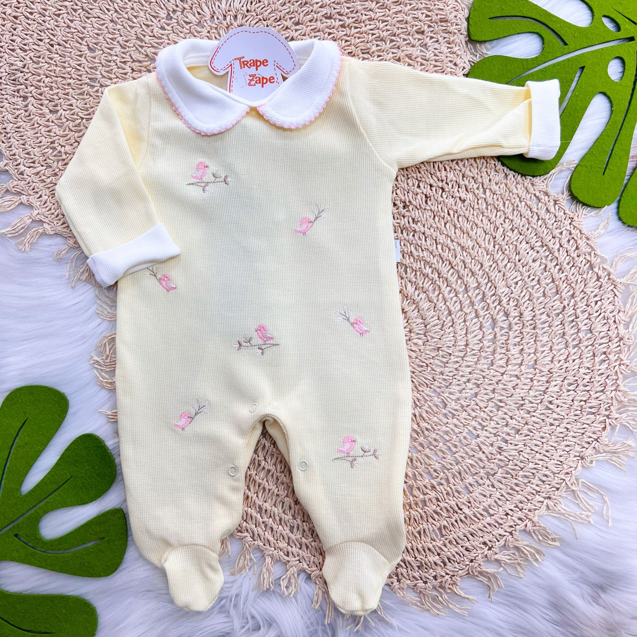  Macacão Tricotil (Tricot 100% Algodão) com Gola e Bordado - Passarinhos Rosas - Amarelo